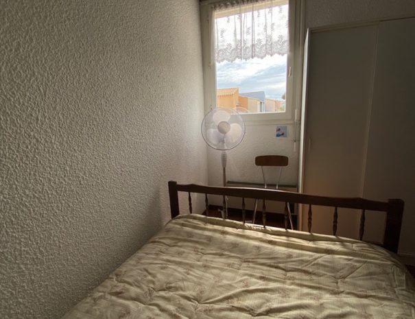 Chambre avec lit double 140 avec vue sur la végétation et sur le port coté EST